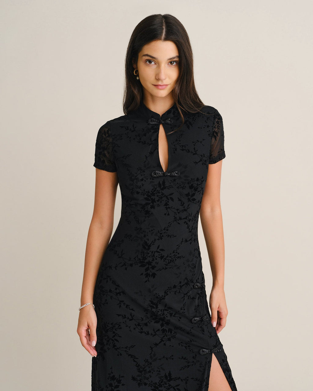 JOANA| VESTIDO NEGRO DE MALLA CON ABERTURA Y ESTAMPADO FLORAL